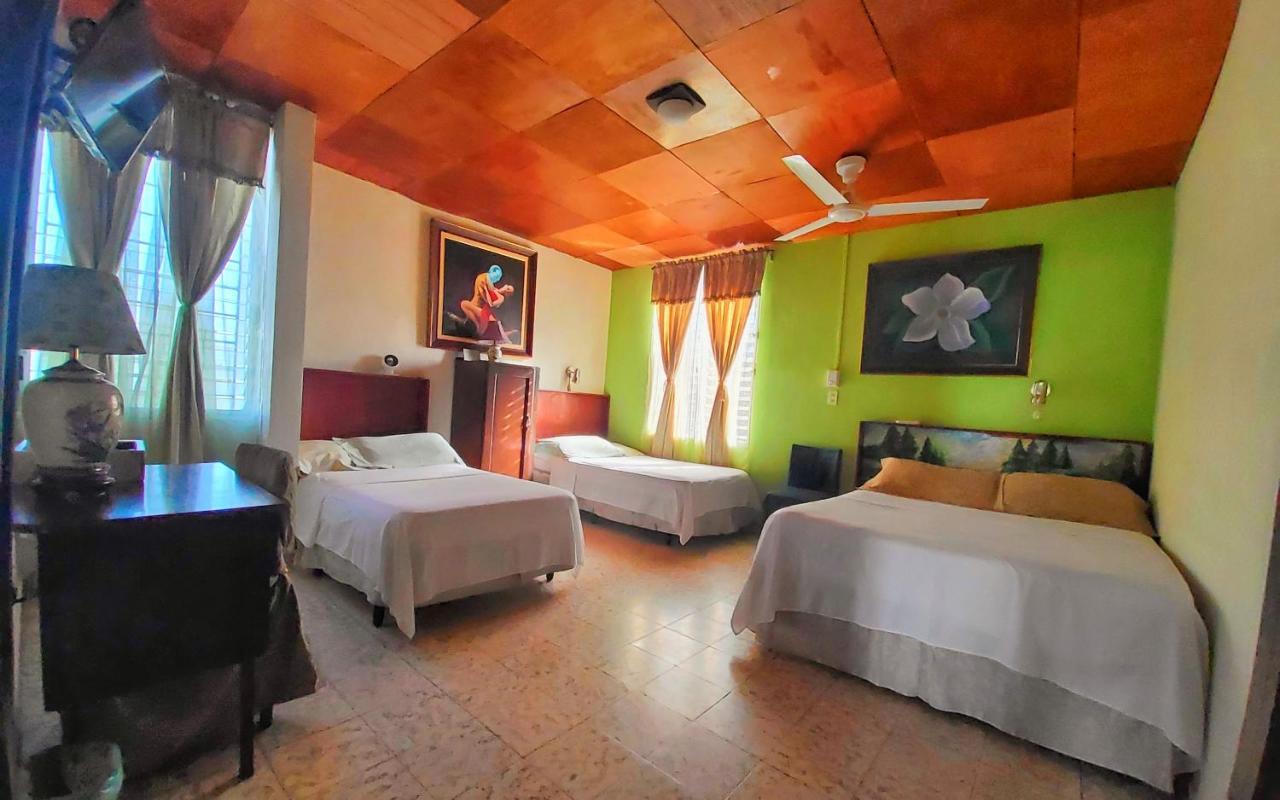 Hotel Oasis Сан-Сальвадор Экстерьер фото