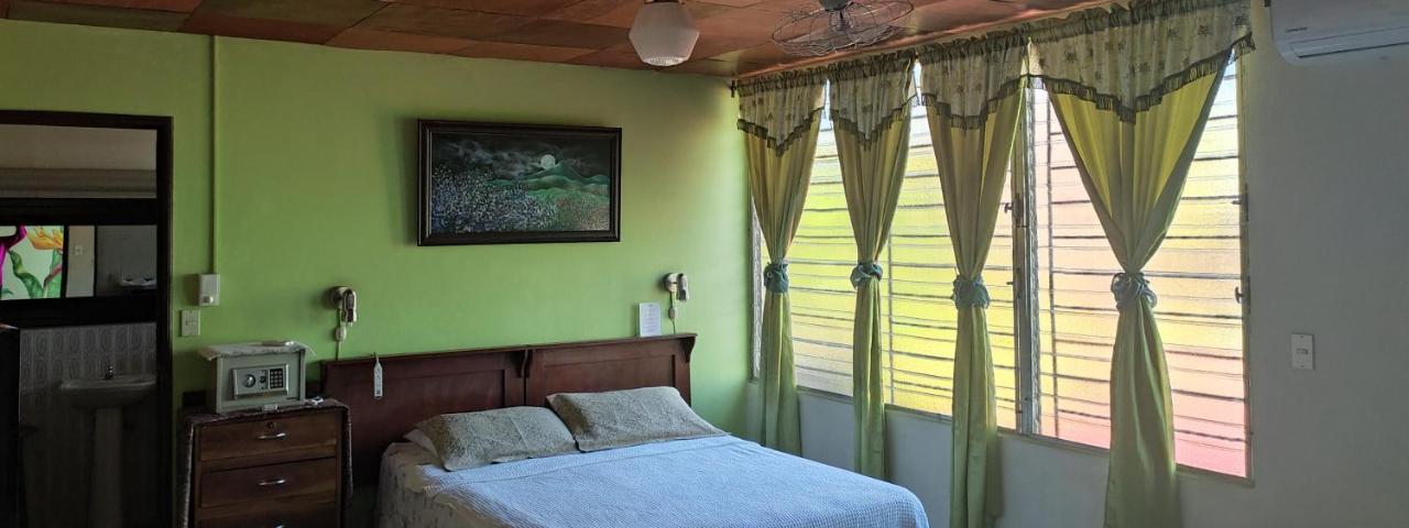 Hotel Oasis Сан-Сальвадор Экстерьер фото