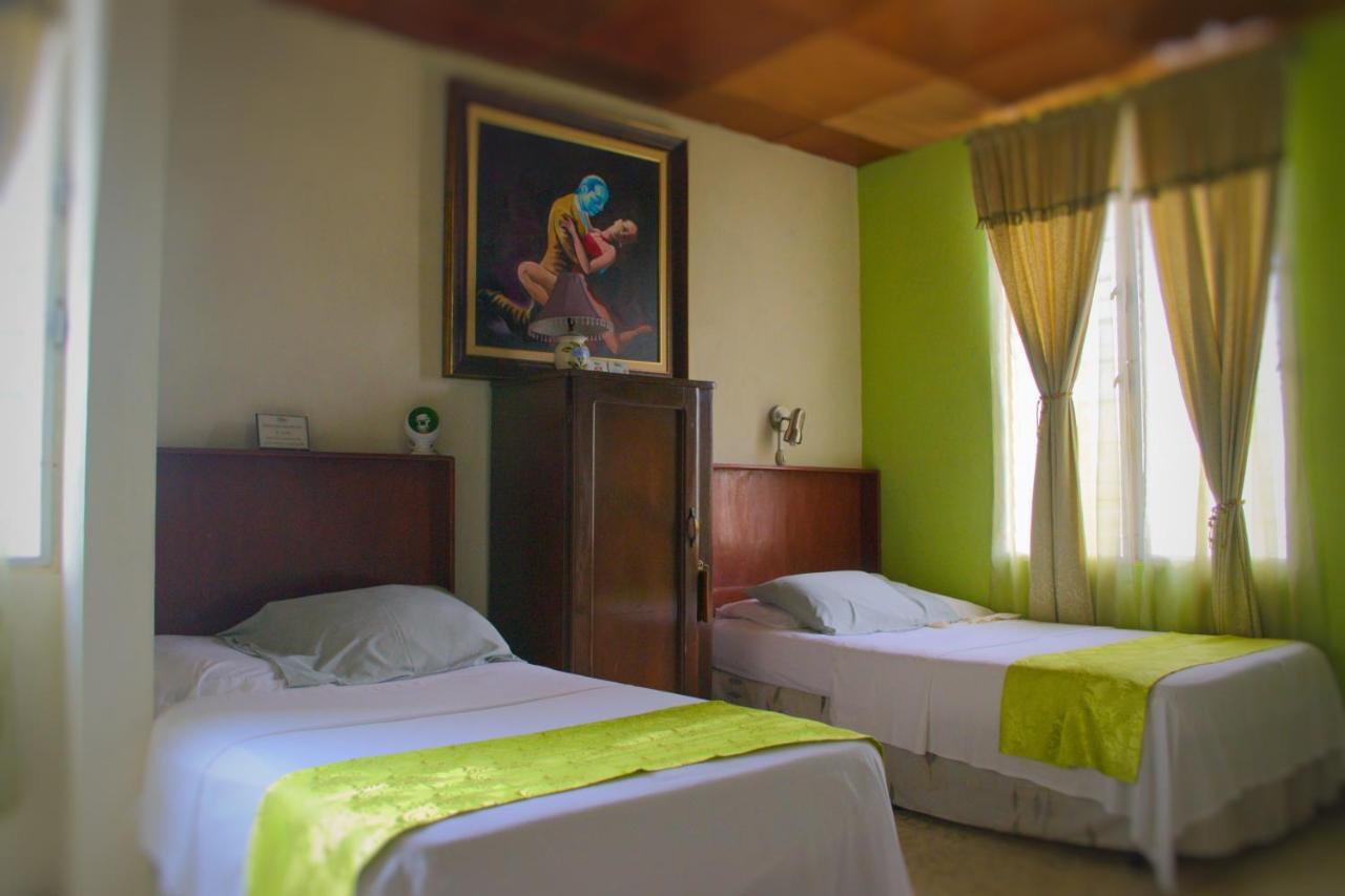 Hotel Oasis Сан-Сальвадор Экстерьер фото