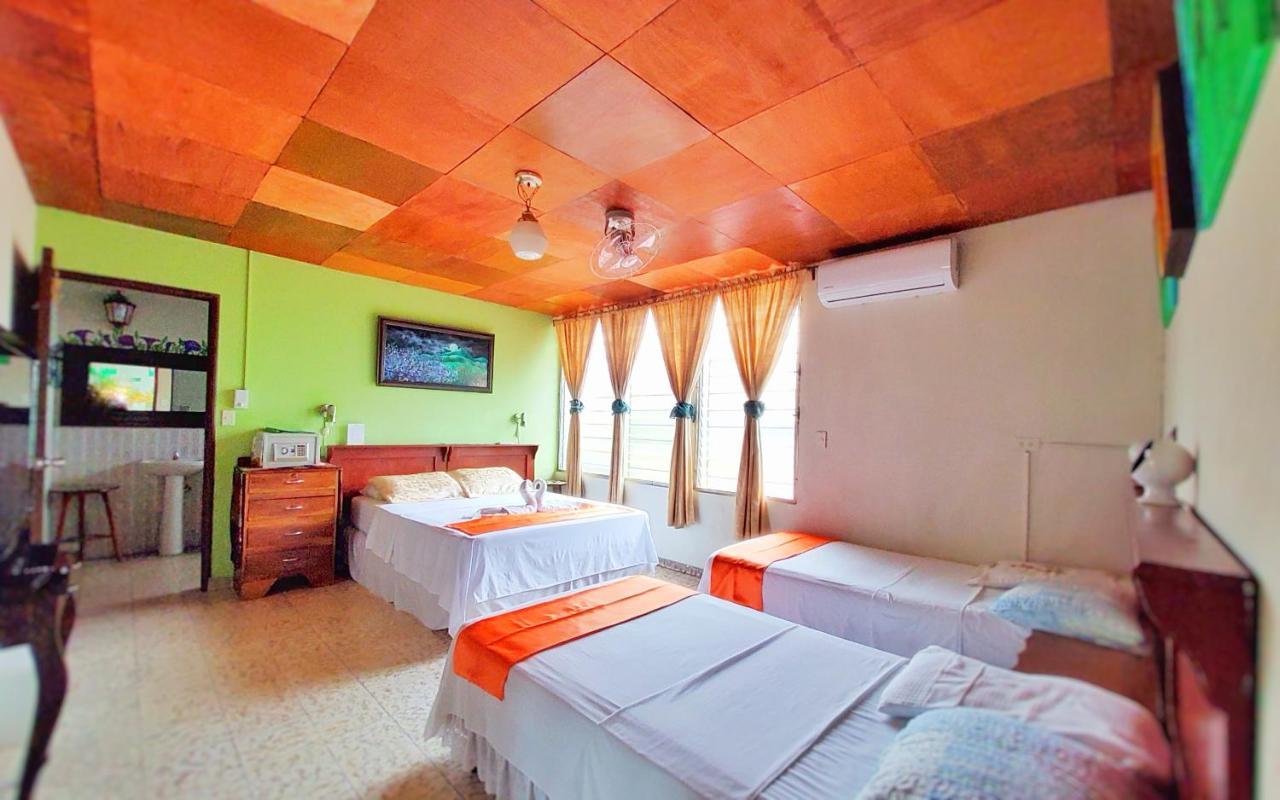 Hotel Oasis Сан-Сальвадор Экстерьер фото