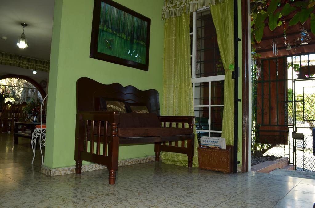 Hotel Oasis Сан-Сальвадор Экстерьер фото